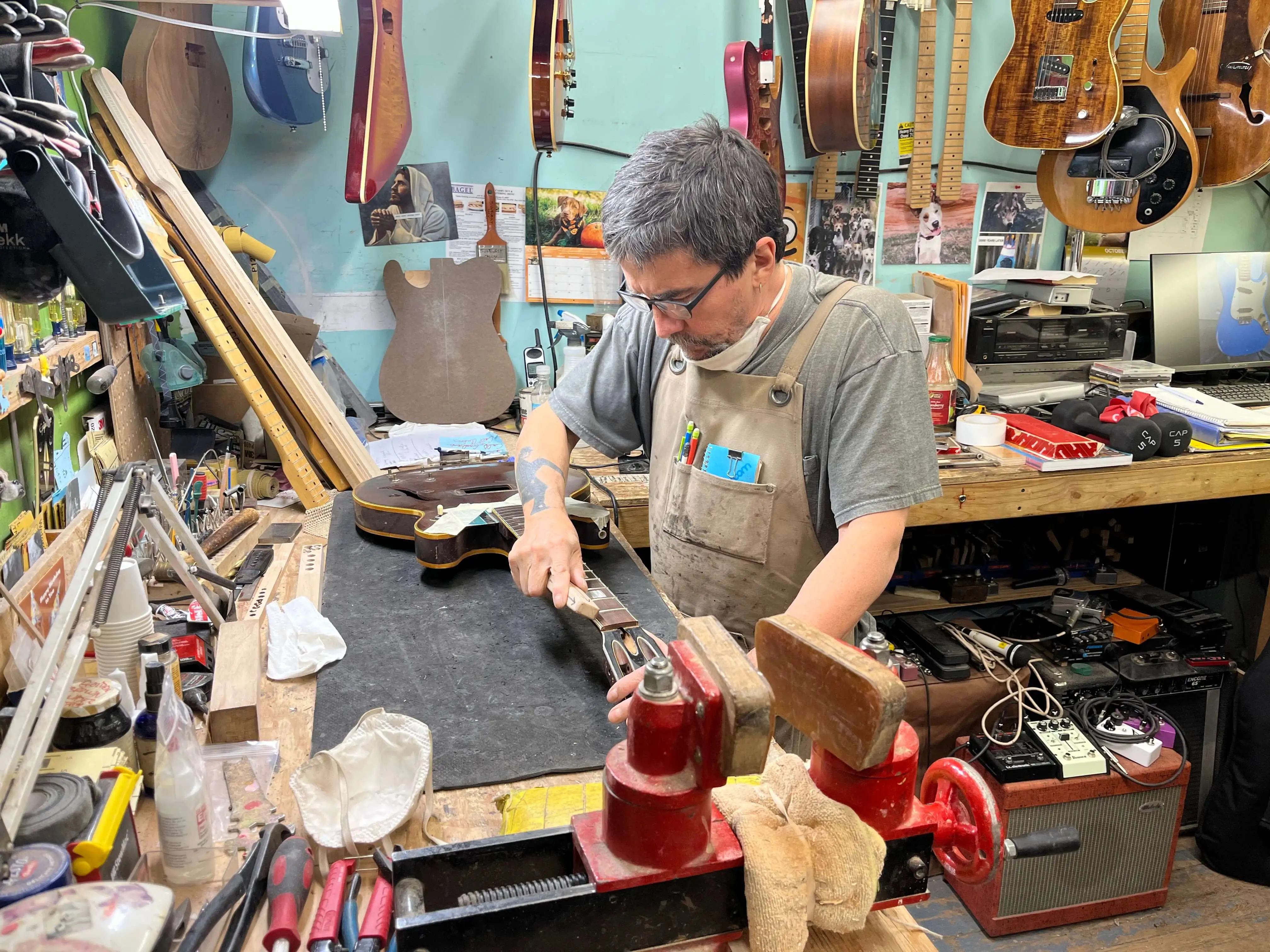 guitar-repair-employee-2.webp (765 KB)