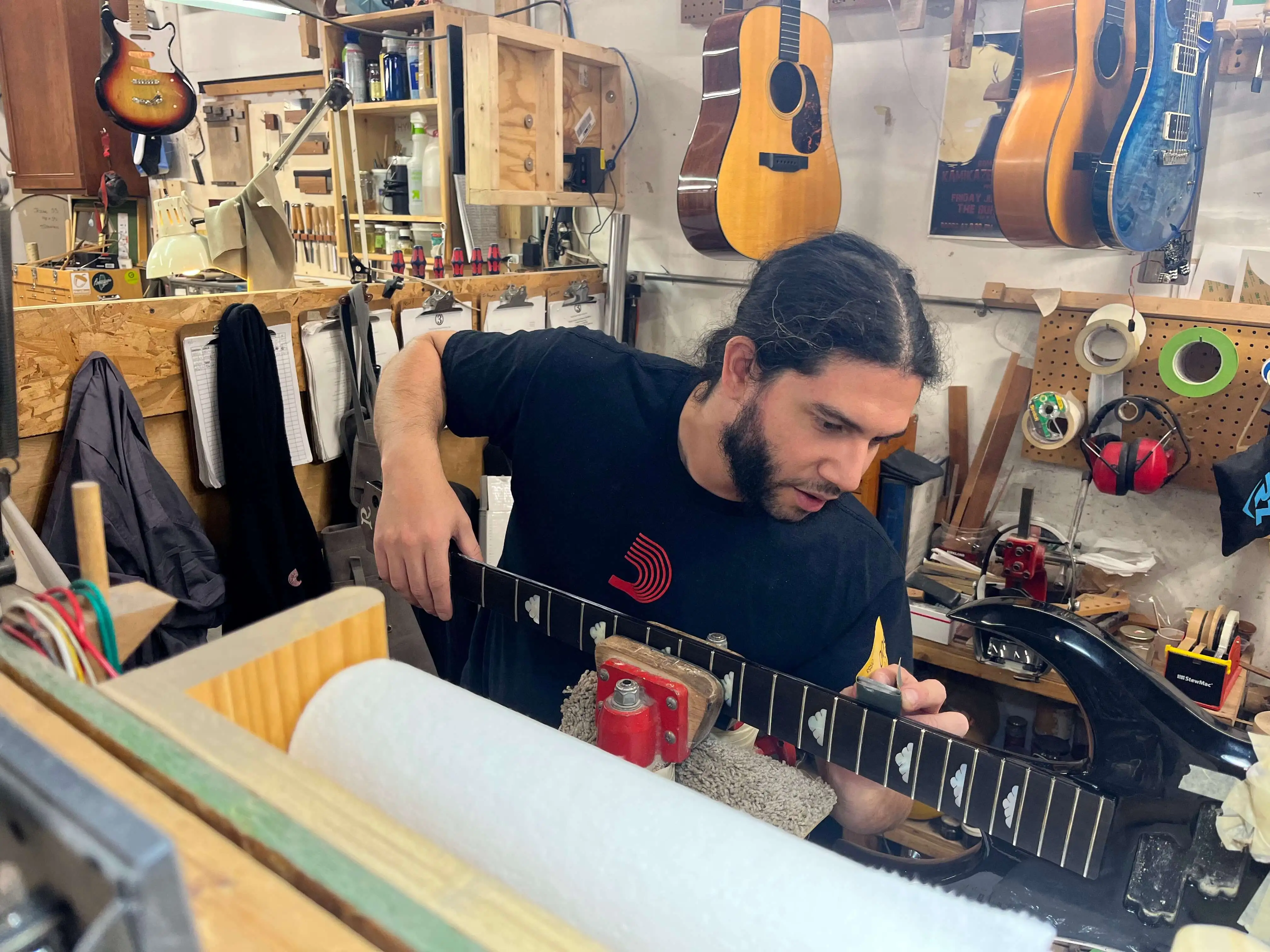 guitar-repair-employee-3.webp (501 KB)