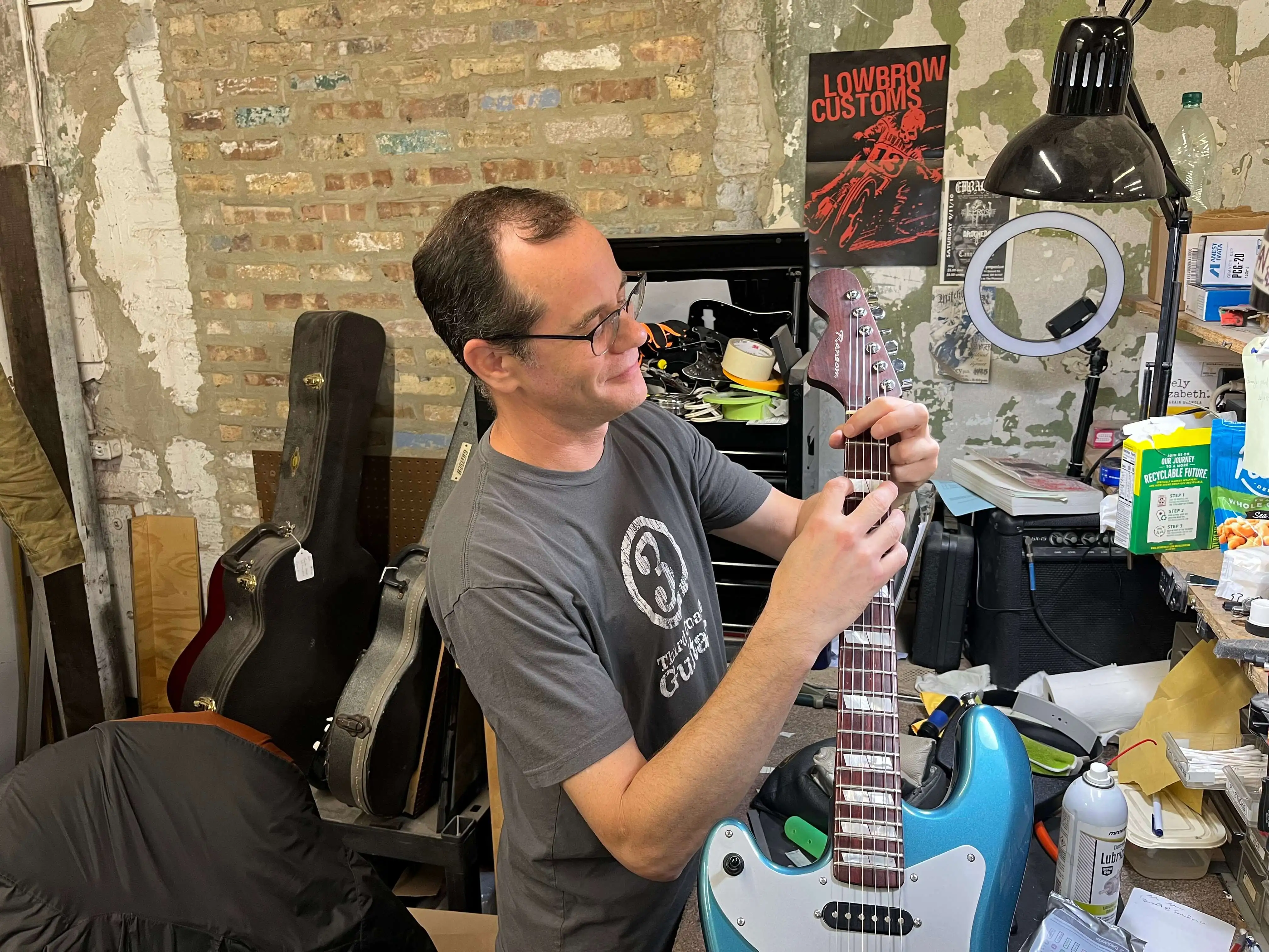 guitar-repair-employee-4.webp (720 KB)